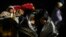 Dos cubanas se entregan a las autoridades de EEUU en busca de asilo tras cruzar la frontera con México, el 3 de noviembre pasado, por Yuma, Arizona. (AP Photo/Gregory Bull)