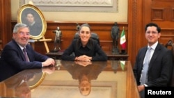 La presidenta de México, Claudia Sheinbaum, aparece flanqueada por el canciller saliente, Juan Ramón de la Fuente, y el nuevo canciller, Roberto Velasco, en el Palacio Nacional, en la Ciudad de México, México, el 1 de abril de 2026. Presidencia de México/ vía REUTERS