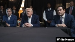 Rubio (der.), junto al presidente Trump y otros funcionarios siguiendo en tiempo real el operativo de captura de Maduro el 3 de enero de 2025.