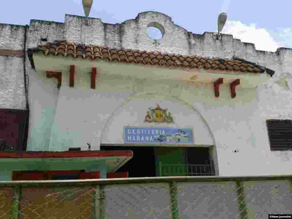 Biografía de Hugo Chávez editada en Rusia en el estante del país eslavo, junto a libros de Lenin.