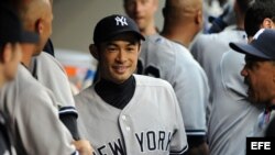 El ex jugador de los Yankees Ichiro Suzuki (c).