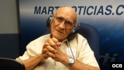 Moisés López, la primera voz de Radio Martí.