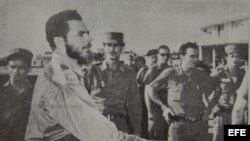 Huber Matos mientras camina hacia la prisión de La Cabaña