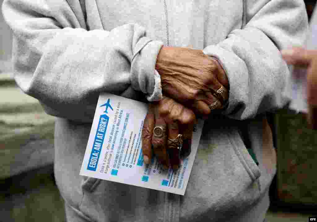 Trabajadores del Departamento de Salud de Nueva York distribuye información a los vecinos del trabajador sanitario con sospecha de ébola.