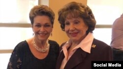 Martha Flores (der) con Rebeca Sosa, vicepresidenta de la Comisión de Miami-Dade, el cuerpo legislativo del condado.