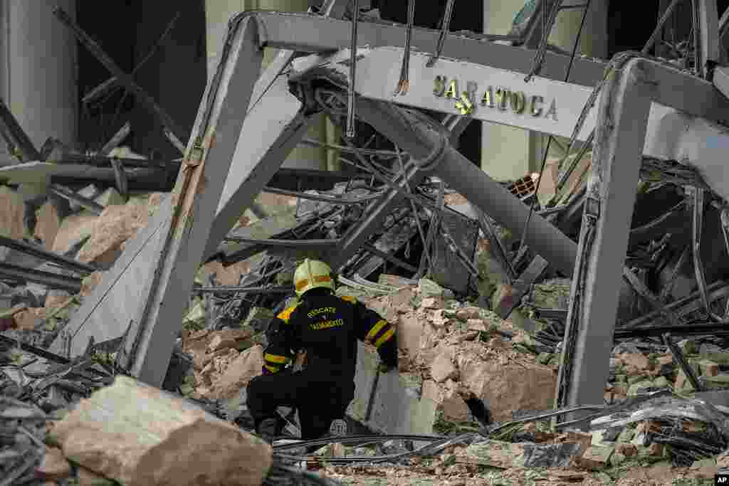Un rescatista busca sobrevivientes en el lugar de una explosi&#243;n mortal que da&#241;&#243; el hotel Saratoga, en La Habana, el viernes 6 de mayo de 2022. (AP Foto/Ram&#243;n Espinosa)