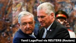 López Obrador abraza a Díaz-Canel en el Palacio de la Revolución el 8 de mayo de 2022.
