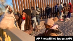 Una cubana y su hija esperan en Yuma, Arizona, ser procesadas por la Patrulla Fronteriza.