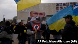 En numerosas manifestaciones contra la invasión de Rusia a Ucrania, los carteles comparan al presidente ruso Vladimir Putin con Hitler. 