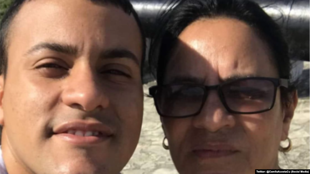 El joven Yoan de la Cruz junto a su madre Maribel Cruz Borrego.