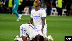 Rodrygo y Vinicius Junior celebran la victoria del Real Madrid ante el Manchester City, en la semifinal de la Champions, en el Santiago Bernabeu de Madrid. (GABRIEL BOUYS / AFP)