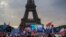 Emmanuel Macron celebra la victoria junto a sus seguidores frente a la torre Eiffel, en París. (AP/Rafael Yaghobzadeh)