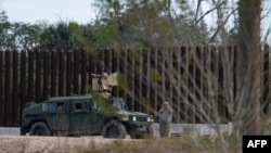 Guardia Nacional de México vigila la cerca que marca la frontera con EEUU en Brownsville, Texas
