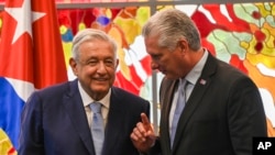 Manuel López Obrador y Miguel Díaz-Canel conversan el 8 de mayo de 2022, en el Palacio de la Revolución, en La Habana. (Yamil Lage/Pool Photo via AP)