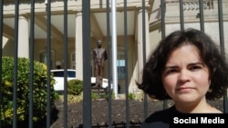 Salomé García Bacallao frente a la Embajada de Cuba en Washington (Social Media)