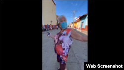 Cubana que hace cola para comprar pan en Cuba ofende a turista