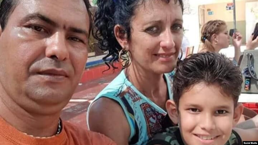 Samuel Pupo junto a su esposa e hijos. (Foto: Facebook)