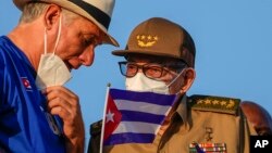 El gobernante cubano Miguel Díaz-Canel junto al general Raúl Castro presiden el desfile del 1ro de Mayo en la plaza cívica José Martí, de La Habana. ( AP/Ramón Espinosa)