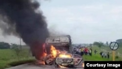 Choque entre un auto y un camión de pasajeros provoca fatal accidente en la Carretera Central de Cuba. (Foto: Facebook)
