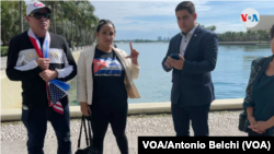 Activistas cubanos Anisley Pérez y Félix Llerena posan para la VOA