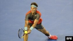 El tenista español Rafael Nadal golpea la bola durante el partido de semifinales del Abierto de Australia de tenis que le enfrentó al suizo Roger Federer en Melbourne (Australia) hoy, viernes 24 de enero de 2014.