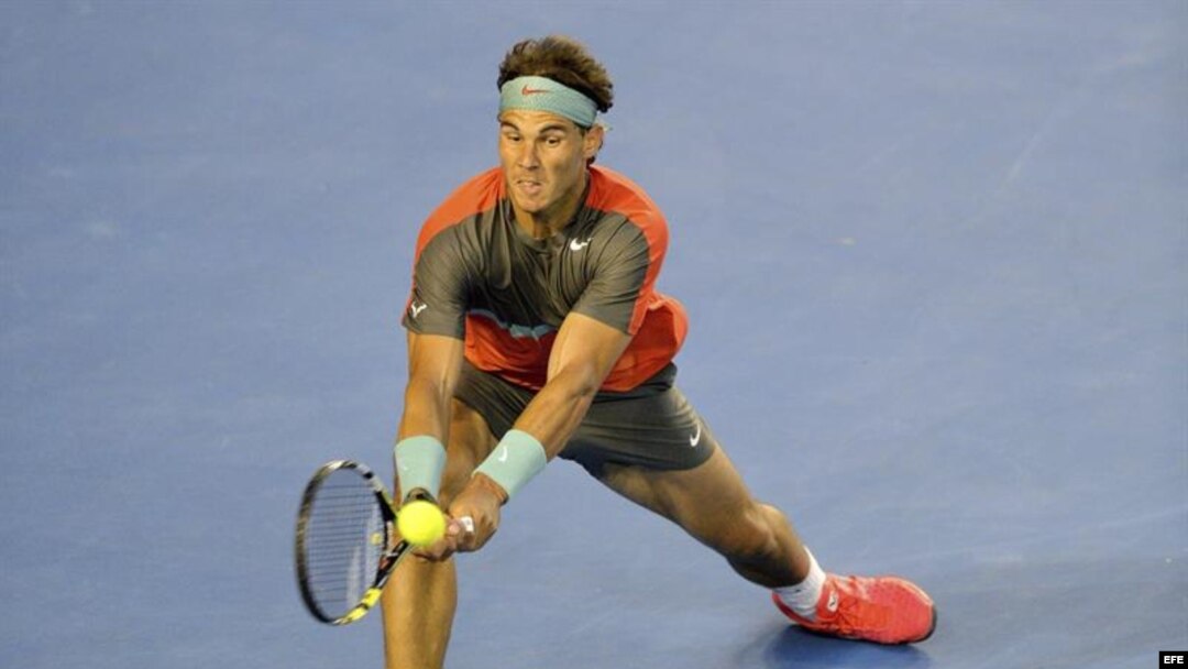 El tenista español Rafael Nadal golpea la bola durante el partido de semifinales del Abierto de Australia de tenis que le enfrentó al suizo Roger Federer en Melbourne (Australia) hoy, viernes 24 de enero de 2014.
