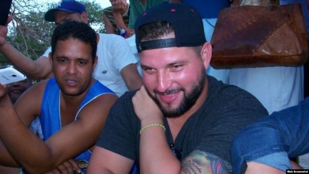 El pelotero cubano Yonder Alonso (c).
