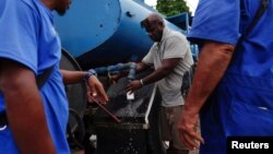 Las autoridades han recurrido a las pipas para distribuir agua potable, pero los cubanos se quejan porque es tanta la demora que, en la mayoría de los casos, deben pagar por el servicio de sus propios bolsillos.