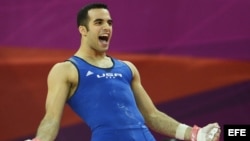 El estadounidense Danell Leyva celebra su medalla de bronce durante la final del concurso múltiple individual de gimnasia artística. 