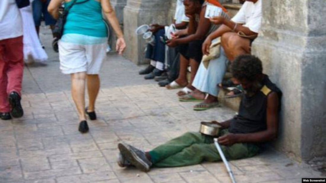 La cifra oficial de deambulantes en Cuba a mediados de 2015 ascendía a 1.261, con prevalencia de ancianos y discapacitados. Foto: @cristiancrespoj.