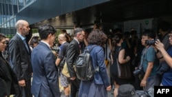 Diplomáticos extranjeros llegan al tribunal en Hong Kong para escuchar el veredicto en el caso de los comunicadores Chung Pui-kuen y Patrick Lam, el 29 de agosto de 2024. (Peter Parks/AFP).