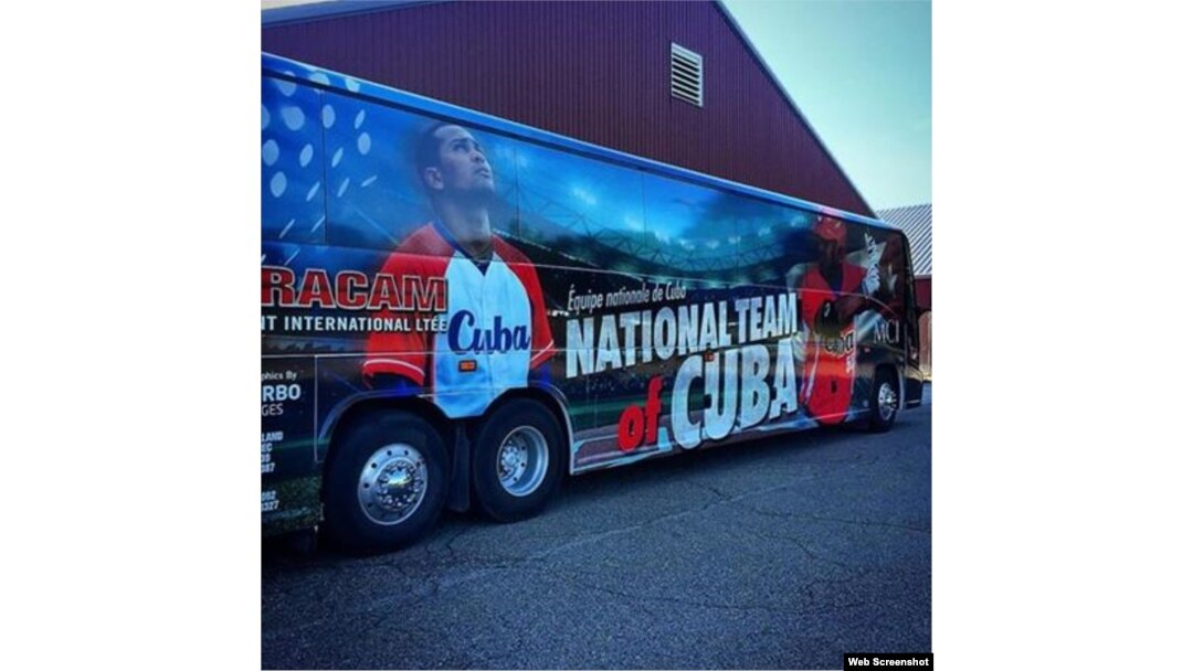 Autobús que traslada al equipo Cuba de béisbol.