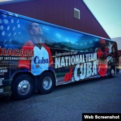 Autobús que traslada al equipo Cuba de béisbol.