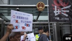 Activistas defensores de la democracia muestran pancartas y corean consignas para pedir al Gobierno que acabe con el mandato unipartidista, la puesta en libertad de presos políticos y acabar con la censura en internet con motivo de la celebración en Pekín.