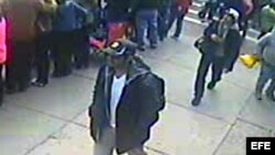 En cámara: En esta toma de video divulgada por el FBI aparecen los Tsarnayev, mochilas a la espalda, caminando por la acera de la calle Boylston, donde estaba la meta del maratón de Boston.