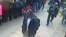 En cámara: En esta toma de video divulgada por el FBI aparecen los Tsarnayev, mochilas a la espalda, caminando por la acera de la calle Boylston, donde estaba la meta del maratón de Boston.