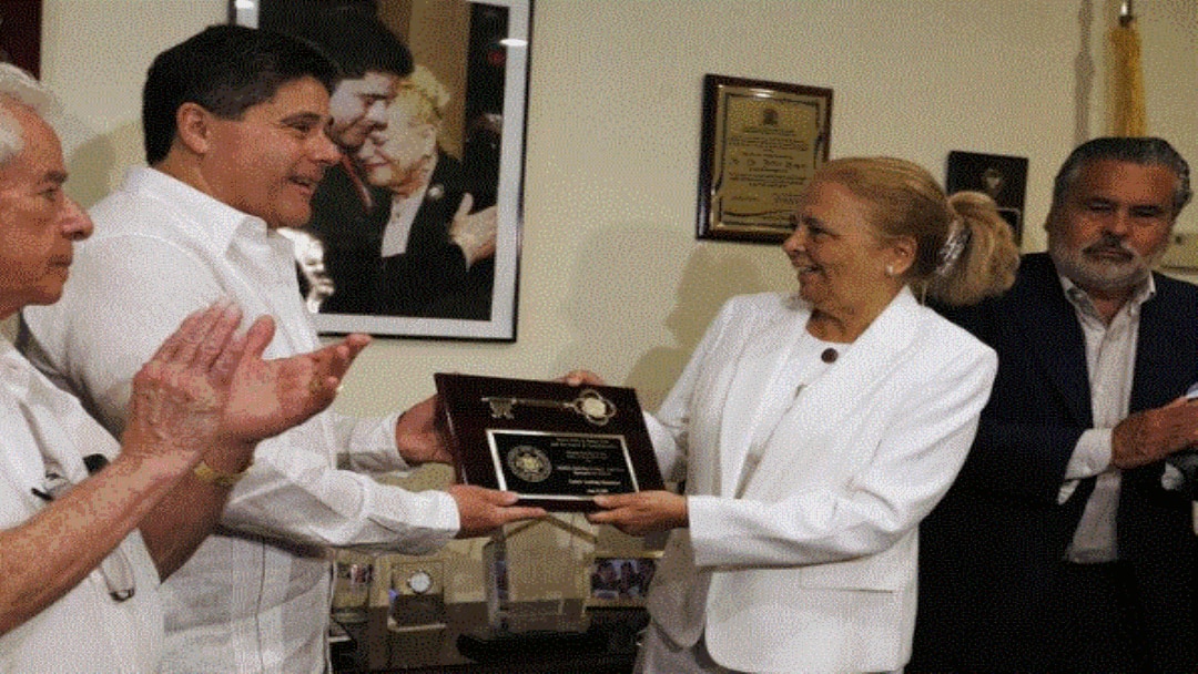 Martha Beatriz recibe la llave de West New York, en el ayuntamiento de la ciudad (Condado de Hudson, New Jersey), de manos del alcalde cubano americano Félix Roque.