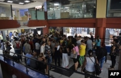 Aglomeración de público el lunes a la entrada de una de las tiendas en La Habana (Foto: Yamil Lage/AFP).