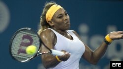 La tenista estadounidense Serena Williams devuelve la bola a la rusa Maria sharapova durante el partido que enfrentó a ambas en el torneo de Brisbane (Australia) hoy, viernes 3 de enero de 2014.
