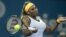 La tenista estadounidense Serena Williams devuelve la bola a la rusa Maria sharapova durante el partido que enfrentó a ambas en el torneo de Brisbane (Australia) hoy, viernes 3 de enero de 2014.