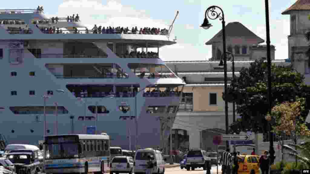 Vista del crucero inglés Thomson Dream en el puerto de La Habana.