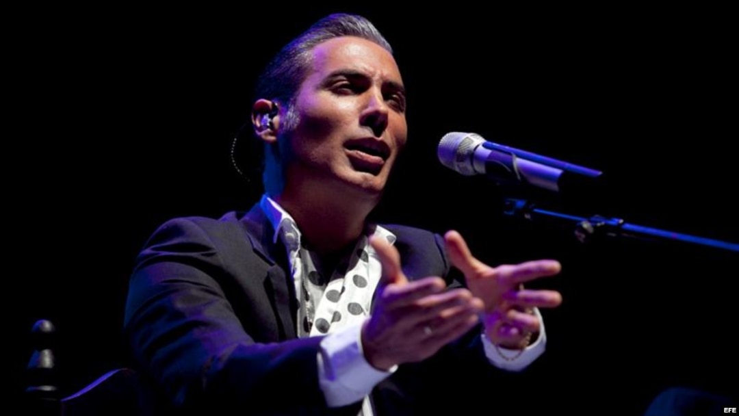 El cantaor de flamenco Pitingo durante el concierto ofrecido esta noche en el cordobés teatro de La Axerquía, en el que ha presentado su último trabajo "Malecón Street" en el marco del 32 Festival de la Guitarra de Córdoba.