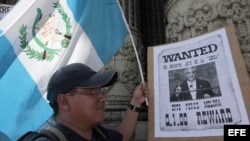 Un ciudadano guatemalteco durante una concentración de manifestantes.