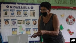 Una señora vota en elecciones municipales de Nicaragua. (AP).