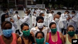 Una brigada médica cubana antes de viajar a Sudáfrica. (AP Photo/Ramon Espinosa).