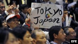 Un grupo de japoneses celebra tras la elección de Tokio como sede de los Juegos Olímpicos de 2020.
