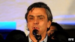 Foto de archivo. El candidato de la Alianza oficialista Pablo Longueira habla después de ganar en las elecciones primarias presidenciales el 30 de junio de 2013, en Santiago de Chile (Chile). 