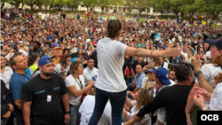 María Corina Machado se dirige a venezolanos en un acto público en Houston, Texas. 