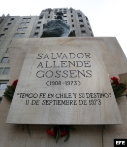 Fotografía del monumento al presidente Salvador Allende en la Plaza de la Constitución a las afueras del Palacio de La Moneda en Santiago de Chile (Chile).