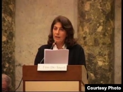 Cristina Frúa de Angeli ofrece una conferencia en el Palacio San Carlos Borromeo de Milán.